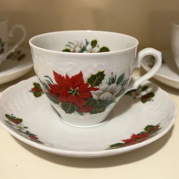 4 Holiday Cups & Saucers - Picture 4 of 9